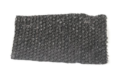 Beyaz arkaplan ile izole edilmiş bir baloncuk ambalajında siyah plastik baloncukları kapat.