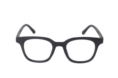 İzole edilmiş beyaz arkaplanda siyah çerçeveli bir çift gözlük.