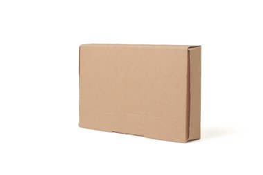 Beyaz arka planda izole edilmiş basit bir kahverengi karton kutu..