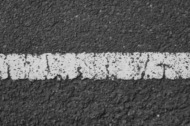 Sürücüler için kılavuz görevi gören beyaz çizgili siyah asfalt yolu kapatın, dokulu arka plan.