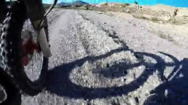 Kirli dağ off road pistinde ön tekerlek görüntüsü enduro motokros.