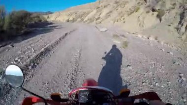 POV Enduro motokros MX sürücüsü toprak dağ off road pistinde.