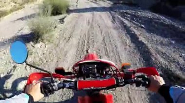 POV Enduro motokros MX sürücüsü toprak dağ off road pistinde.