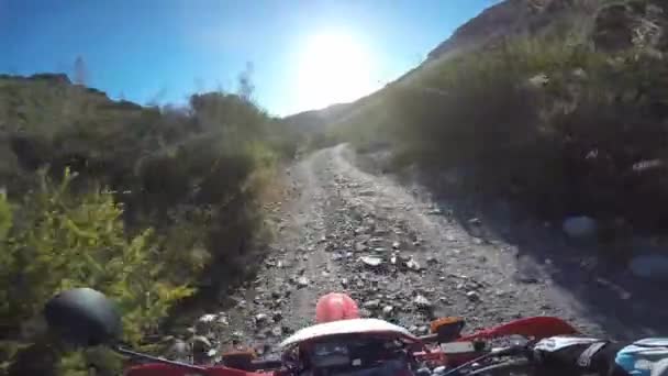 Pov Enduro Motorongeluk Onverharde Weg — Stockvideo