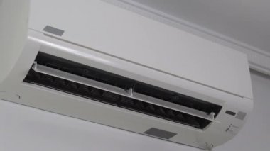 Uzaktan kumandalı el, klimayı aç..