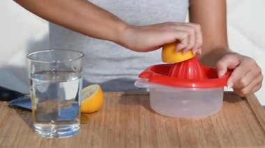 Soğuk limonata mojito mineral köpüklü bir dilim limon içer..