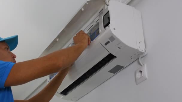 Professionele Reparateur Reparatie Airconditioning — Stockvideo