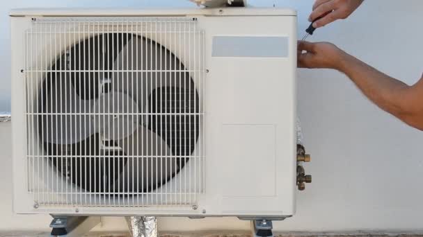 Professionele Reparateur Reparatie Airconditioning — Stockvideo