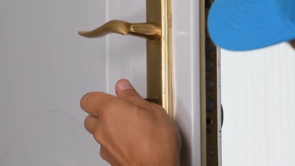 Locksmith Installera Dörrlås Med Skruvmejsel — Stockvideo