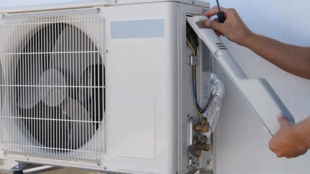 Professionelle Reparateure Reparieren Klimaanlagen — Stockvideo