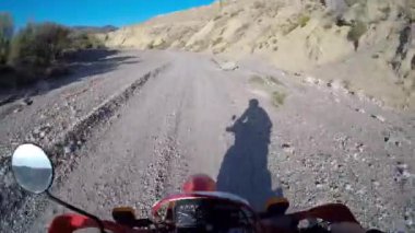 Toprak dağ off road pistinde POV Enduro sürücüsü.