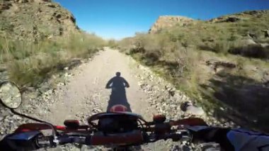 Toprak dağ off road pistinde POV Enduro sürücüsü.
