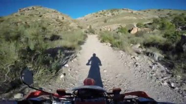 Toprak dağ off road pistinde POV Enduro sürücüsü.