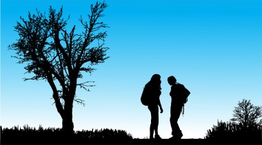 Güneşli bir günde dışarıda kadınlar.