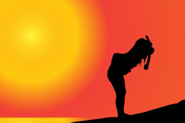 gün batımında sahilde kız