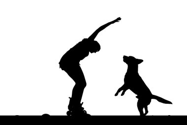 Kadın köpeğiyle paten üzerinde.