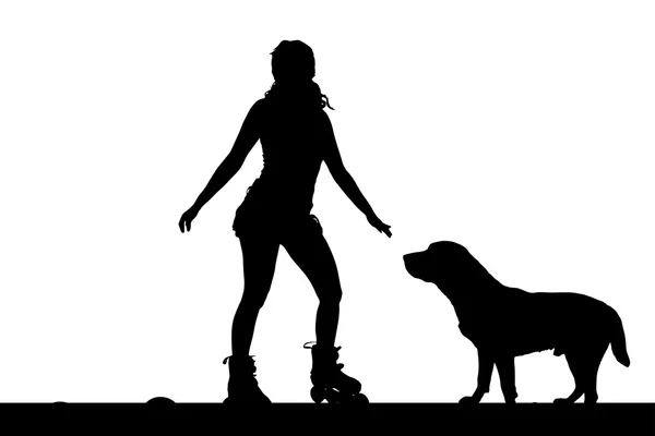 Mujer en patines con su perro . — Vector de stock