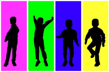 Çocuklar oynarken siluet.