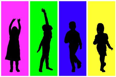 Çocuklar oynarken siluet.