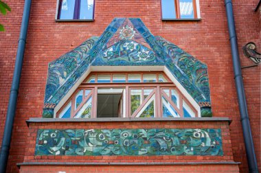 Moskova 'nın yaratıcı entellektüelleri için apartman binası, Rus sanat tarzında ünlü sanatçı Sergei Malyutin (1859-1937) tarafından inşa edilmiştir.)      