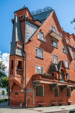 Moskova 'nın yaratıcı entellektüelleri için apartman binası, Rus sanat tarzında ünlü sanatçı Sergei Malyutin (1859-1937) tarafından inşa edilmiştir.)      