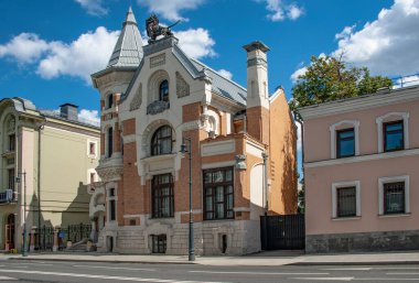 1901 'de mimar Lev Kekushev ailesi için bir malikane inşa etti. Moskova 'nın ilk dönemlerinden kalma bu anıt, başkentin çarpıcı bir simgesi olarak kabul edilir..    