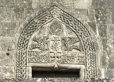 Küçük Lindos kasabası akropolün muazzam kayalarının arkasına saklanır. Kumlu kumsallarla iki koyu ayırır.  