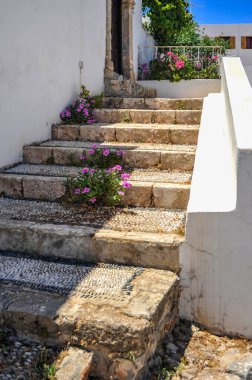 Küçük Lindos kasabası akropolün muazzam kayalarının arkasına saklanır. Kumlu kumsallarla iki koyu ayırır.  