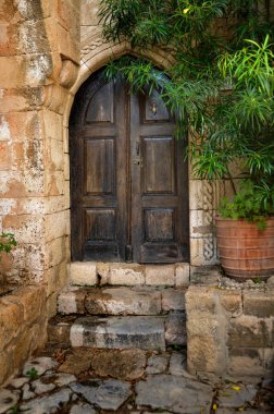Küçük Lindos kasabası akropolün muazzam kayalarının arkasına saklanır. Kumlu kumsallarla iki koyu ayırır.  