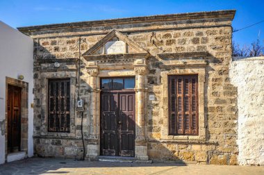 Küçük Lindos kasabası akropolün muazzam kayalarının arkasına saklanır. Kumlu kumsallarla iki koyu ayırır.  