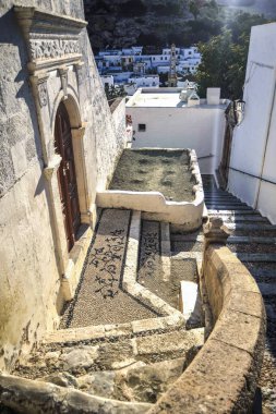 Lindos 'taki en saygın villaların dörtte biri antik Lind şehrinin akropolünün kayalık tarafındaki limanın hemen üstünde yer almaktadır.    