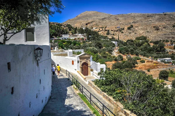 Lindos 'taki en saygın villaların dörtte biri antik Lind şehrinin akropolünün kayalık tarafındaki limanın hemen üstünde yer almaktadır.    