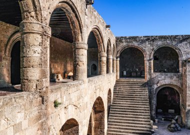 Hastane binası 15. yüzyılın sonlarında Gotik tarzında inşa edildi ve Kutsal Mezar 'a giden hacılara yardım etmek için tasarlandı..     