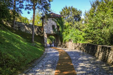 Angers köyündeki kale 1100 yılında kuruldu. Daha sonra kaleyi Borromeo ailesine satan Visconti ailesi, 12-13. yüzyılın en önemli binalarını inşa etti..  