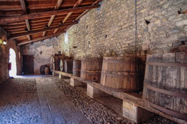 Angers köyündeki kale 1100 yılında kuruldu. Daha sonra kaleyi Borromeo ailesine satan Visconti ailesi, 12-13. yüzyılın en önemli binalarını inşa etti..  