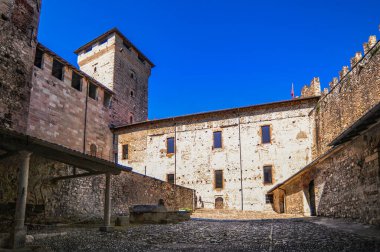 Angers köyündeki kale 1100 yılında kuruldu. Daha sonra kaleyi Borromeo ailesine satan Visconti ailesi, 12-13. yüzyılın en önemli binalarını inşa etti..  