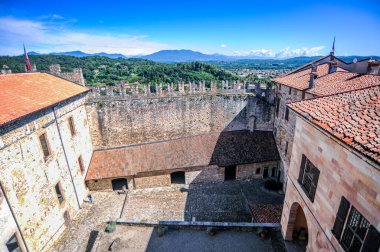 Angers köyündeki kale 1100 yılında kuruldu. Daha sonra kaleyi Borromeo ailesine satan Visconti ailesi, 12-13. yüzyılın en önemli binalarını inşa etti..  