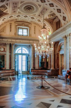 Lago Maggiore Gölü 'nün tamamına sahip olan soylu Borromini ailesi 17. yüzyılda kayalık bir adada bir saray inşa etti ve ithal verimli toprakları kullanarak iki park kurdu..     