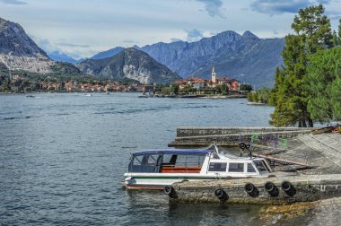 Lago Maggiore Gölü 'nün tamamına sahip olan soylu Borromini ailesi 17. yüzyılda kayalık bir adada bir saray inşa etti ve ithal verimli toprakları kullanarak iki park kurdu..     