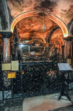 İtalya / San Giulio Adası 09 / 13 / 2014 Yaşayan fresklerin çoğu Lombard sanatçı okuluna üye olan ve Gaudenzio Ferrari 'den etkilenen Sperindio Cagnola tarafından yapılmıştır.
