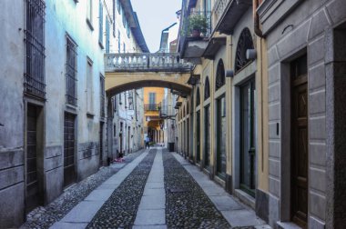 Eski Orta San Giulio kasabası San Giulio adasının karşısındaki Lago d Gölü kıyısında yer alır. Adadaki ortaçağ manastırı şehrin ana tapınağı ve cazibesidir..     