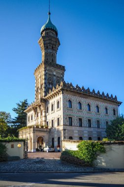 Eski Orta San Giulio kasabası San Giulio adasının karşısındaki Lago d Gölü kıyısında yer alır. Adadaki ortaçağ manastırı şehrin ana tapınağı ve cazibesidir..     