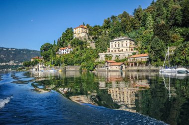 Eski Orta San Giulio kasabası San Giulio adasının karşısındaki Lago d Gölü kıyısında yer alır. Adadaki ortaçağ manastırı şehrin ana tapınağı ve cazibesidir..     