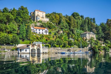 Eski Orta San Giulio kasabası San Giulio adasının karşısındaki Lago d Gölü kıyısında yer alır. Adadaki ortaçağ manastırı şehrin ana tapınağı ve cazibesidir..     
