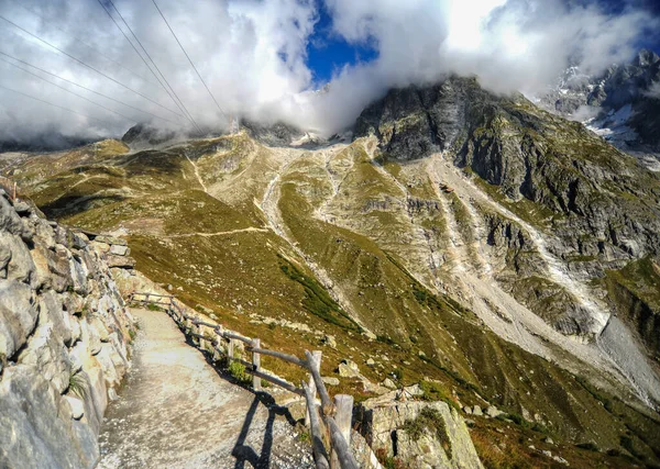 Mont Blanc buzullarına giden yolun yarısında Avrupa 'nın en yüksek dağ bahçesi olan Alp Botanik Bahçesi var.   