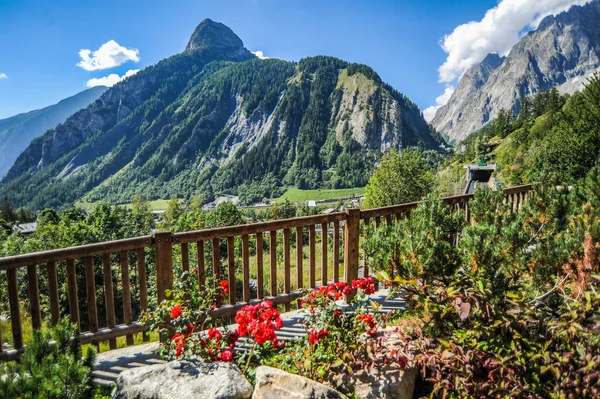 Courmayeur Jedním Nejznámějších Horských Středisek Evropě Který Nachází Úpatí Mont — Stock fotografie