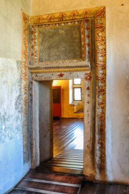 Sarriod de la Tour, Aosta Vadisi 'nde yer alır. Kale 10.-12. yüzyılda kuruldu; dış duvarların ve kulelerin inşası 15. yüzyılda tamamlandı..     