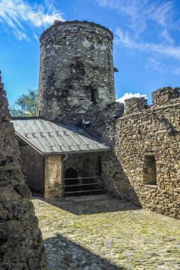 Sarriod de la Tour, Aosta Vadisi 'nde yer alır. Kale 10.-12. yüzyılda kuruldu; dış duvarların ve kulelerin inşası 15. yüzyılda tamamlandı..     