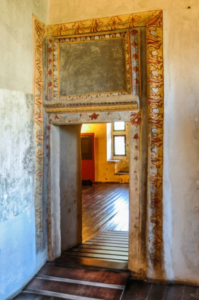Sarriod de la Tour, Aosta Vadisi 'nde yer alır. Kale 10.-12. yüzyılda kuruldu; dış duvarların ve kulelerin inşası 15. yüzyılda tamamlandı..     