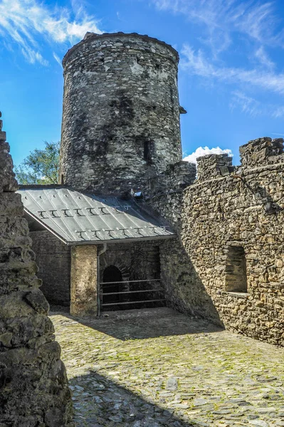 Sarriod de la Tour, Aosta Vadisi 'nde yer alır. Kale 10.-12. yüzyılda kuruldu; dış duvarların ve kulelerin inşası 15. yüzyılda tamamlandı..     